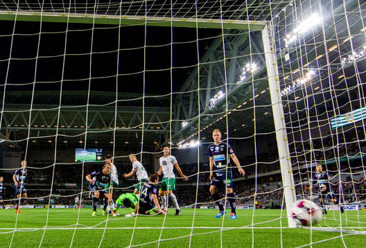 Hammarbys Jakob Orlov nickar in 1-0 bakom Gefles målvakt