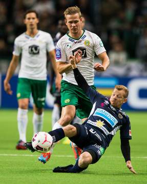 Hammarbys Erik Israelsson i kamp om bollen med Gefles Jonas