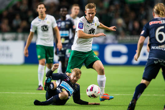 Hammarbys Erik Israelsson i kamp om bollen med Gefles Jonas