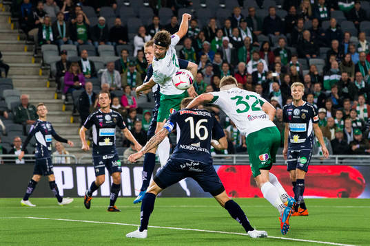Hammarbys Jakob Orlov nickar bollen