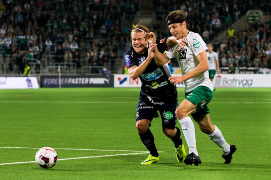 Gefles Anders Bååth-Sjöblom i kamp om bollen med
