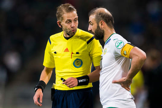 Domare Johan Hamlin talar med Hammarbys Kennedy Bakircioglu