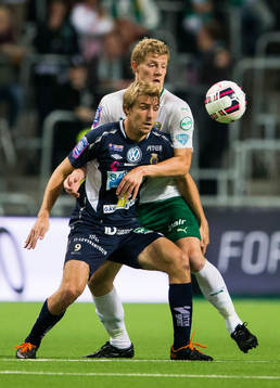 Gefles Johan Oremo i kamp om bollen med Hammarbys Lars