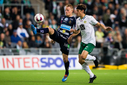 Gefles Martin Rauschenberg i kamp om bollen med Hammarbys