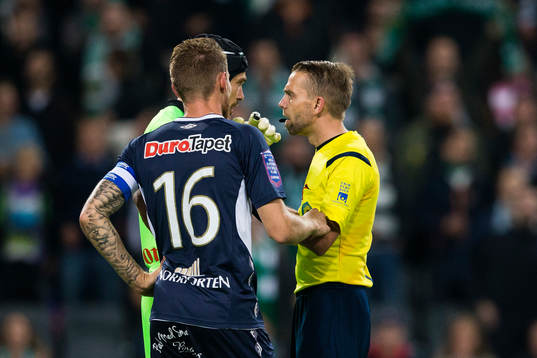Gefles målvakt Emil Hedvall och David Fällman talar med