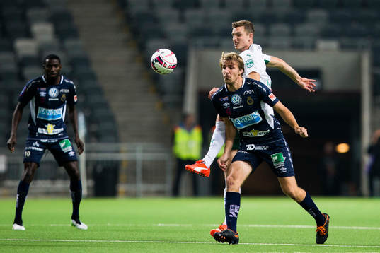 Hammarbys Richard Magyar i kamp om bollen med Gefles Johan