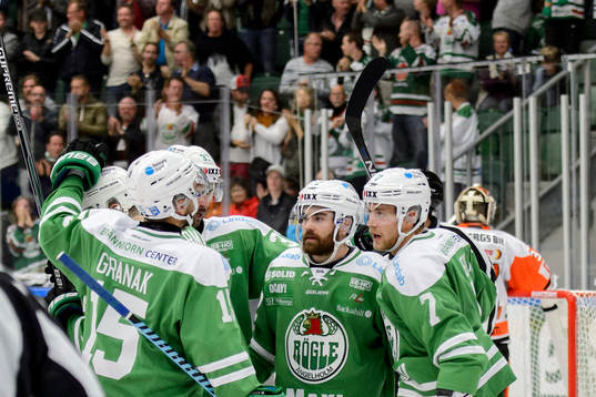 Rögles Dominik Granak (v) och Jack Connolly (m) fiara