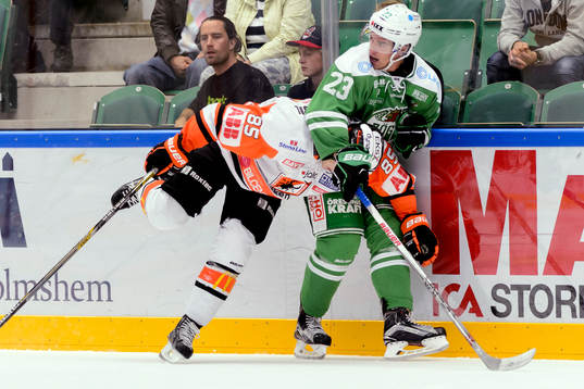 Karlskronas Toni Kähkönen fastnar