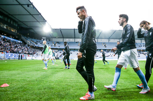 Malmös Tobias Sana värmer upp före fotbollsmatchen i