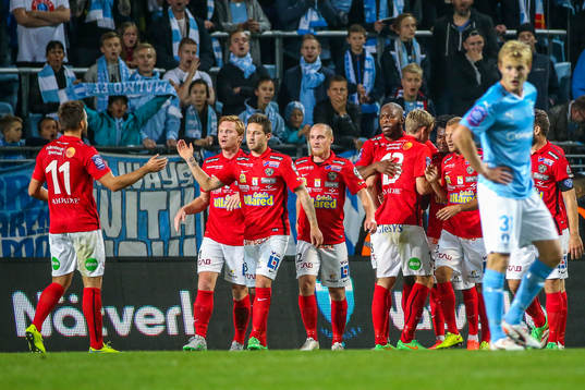 Falkenbergs spelare firar
