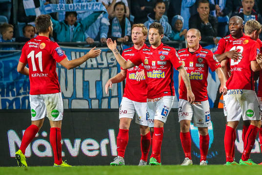 Falkenbergs spelare firar