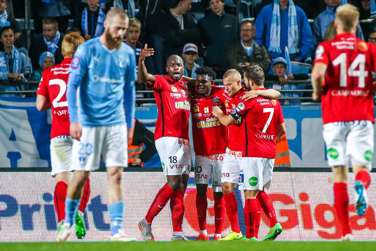 Falkenbergs spelare firar