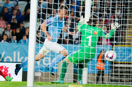 Malmös Markus Rosenberg gör 1-0 bakom Falkenbergs