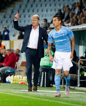 Malmös tränare Åge Hareide vinkade till publiken när de