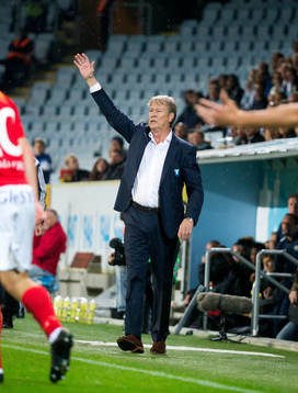 Malmös tränare Åge Hareide vinkade till publiken när de