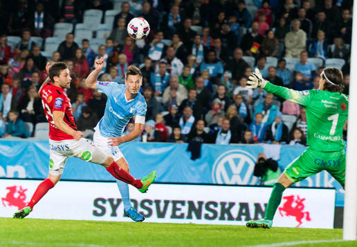 Malmös Markus Rosenberg nickar in 1-0 bakom Falkenbergs