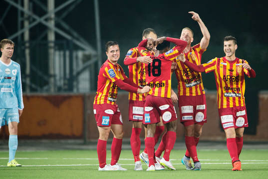 Success Chimankpa Nwosu blir gratulerad av Durim Berisha,