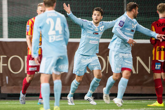 Degerfors Andreas Holmberg protesterar mot ett domslut