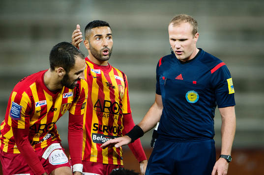 Syrianskas Saman Ghoddos protesterar mot domare Patrik