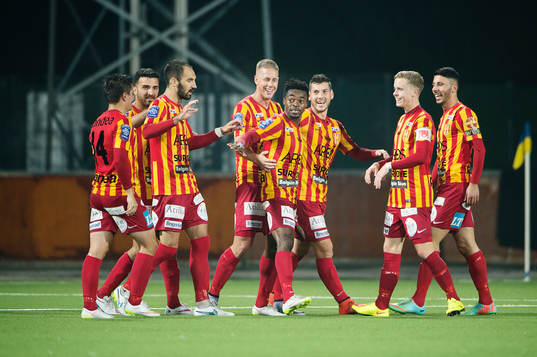 Syrianskas spelare gratulerar Success Chimankpa Nwosu