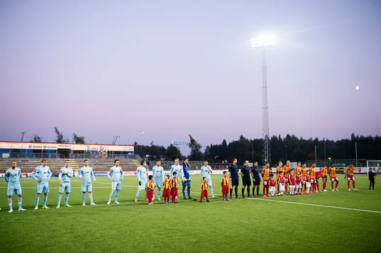 Syrianska och Degerfors ställer upp innan fotbollsmatchen