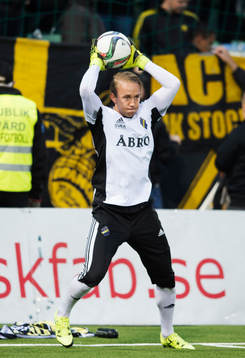 s målvakt Patrik Carlgren innan fotbollsmatchen i