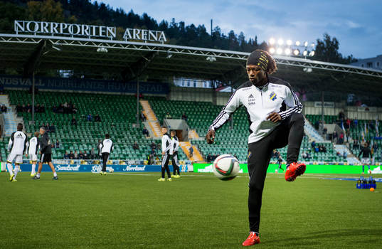 s Mohamed Bangura värmer upp innan fotbollsmatchen i
