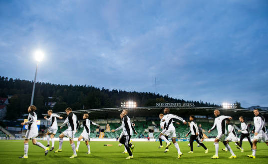 AIK värmer upp på Norrporten arena innan fotbollsmatchen