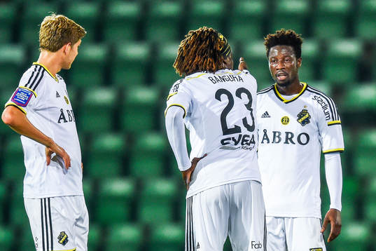 s Mohamed Bangura och Ebenezer Ofori i samtal
