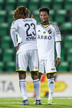 s Mohamed Bangura och Ebenezer Ofori i samtal
