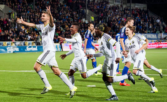 s Jos Hooiveld gör 0-2 och jublar med Niclas Eliasson,