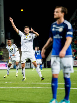 s Niclas Eliasson jublar med målskytten Jos Hooiveld