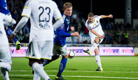 s Jos Hooiveld skjuter in 0-2