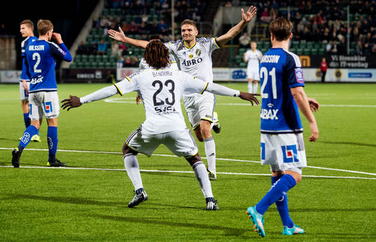 s Jos Hooiveld gör 0-2 och jublar med Mohamed Bangura