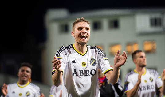 s Jos Hooiveld jublar