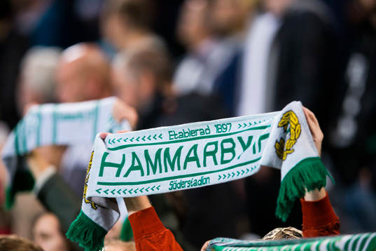 En Hammarbysupporter håller upp en halsduk