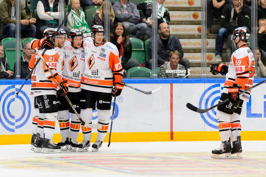 Karlskronas spelare firar  Jesper Olofsson
