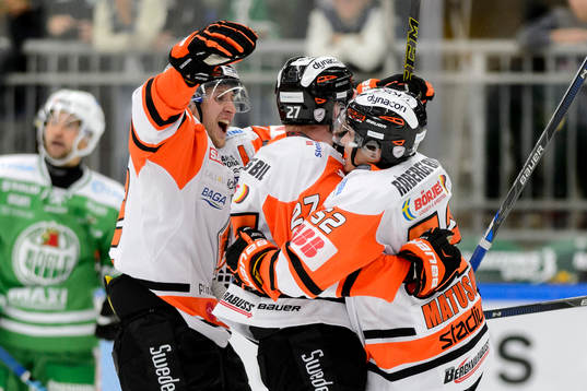 Karlskronas Alexander Bergström och Maksim Matushkin firar