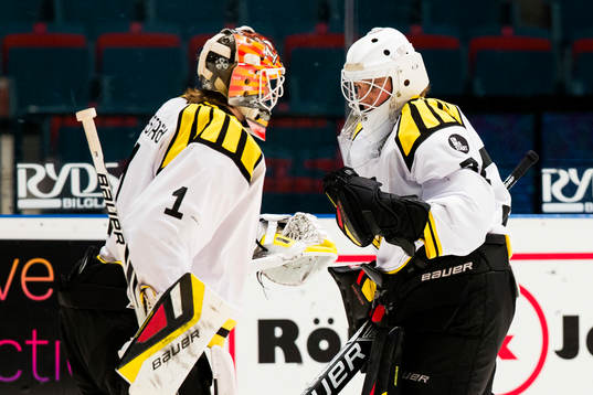 Brynäs målvakt Felix Sandström och målvakt John Morelius