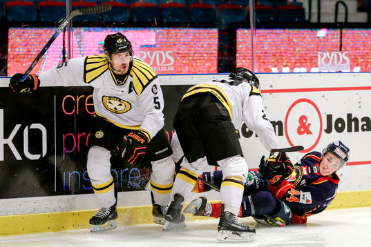 Brynäs Lukas Kilström och Jörgen Sundqvist i en kamp mot