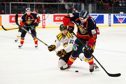 Brynäs Nick Johnson jagar Djurgårdens Robin Alvarez