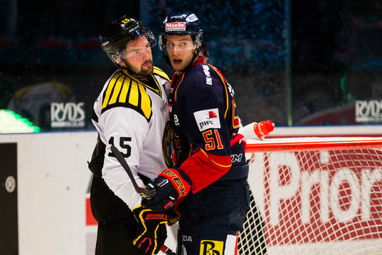 Brynäs Simon Bertilsson och Djurgårdens Robin Alvarez