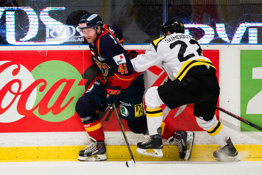 Djurgårdens Patrick Thoresen tar sig förbi Brynäs