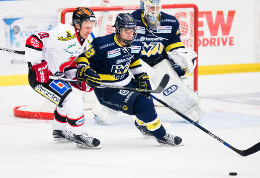 s Lawrence Pilut mot HV71:s Jacob Cederholm