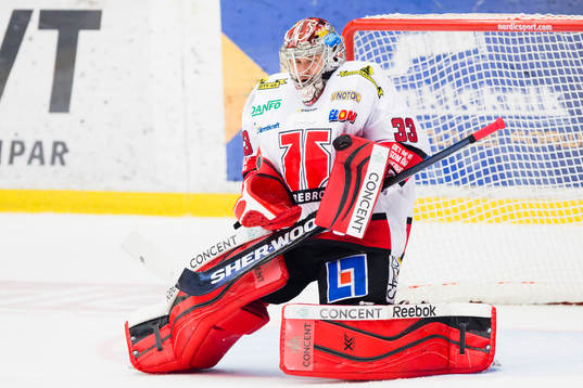 Örebros målvakt Julius Hudacek räddar