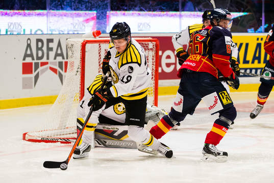 Brynäs Anssi Salmela ser till att Djurgårdens Marcus
