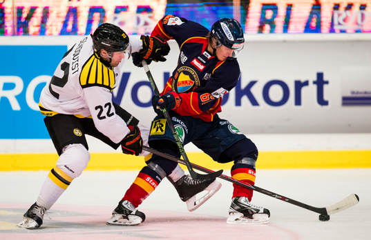 Brynäs Jörgen Sundqvist i kamp om pucken med Djurgårdens