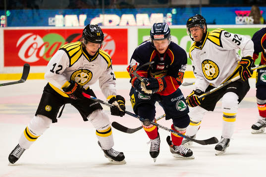 Brynäs Petr Vrana och Nick Johnson ser på när
