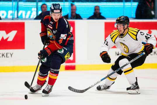 Djurgårdens Marcus Högström jagas av Brynäs Greg Scott