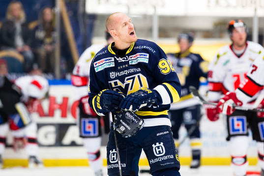 s Teemu Laine snackar med motståndare